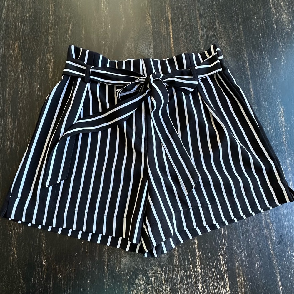 Mosaic & Co Shorts Black & White Striped Pleated High Rise Tie Pull On. Size Sm